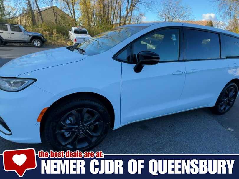 New 2026 Chrysler Pacifica Select AWD/4WD image 4