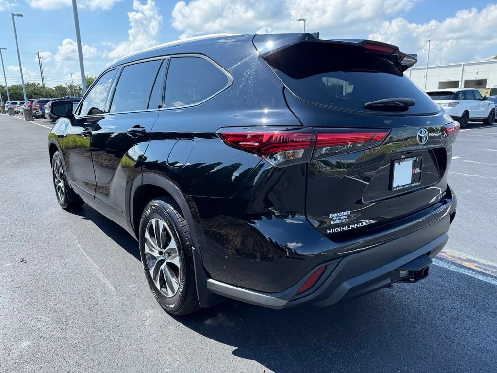 Used 2022 Toyota Highlander XLE AWD/4WD image 4