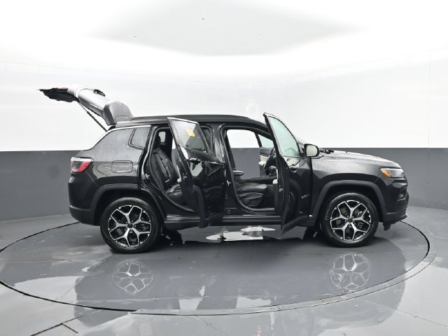 Used 2025 Jeep Compass Limited AWD/4WD image 30