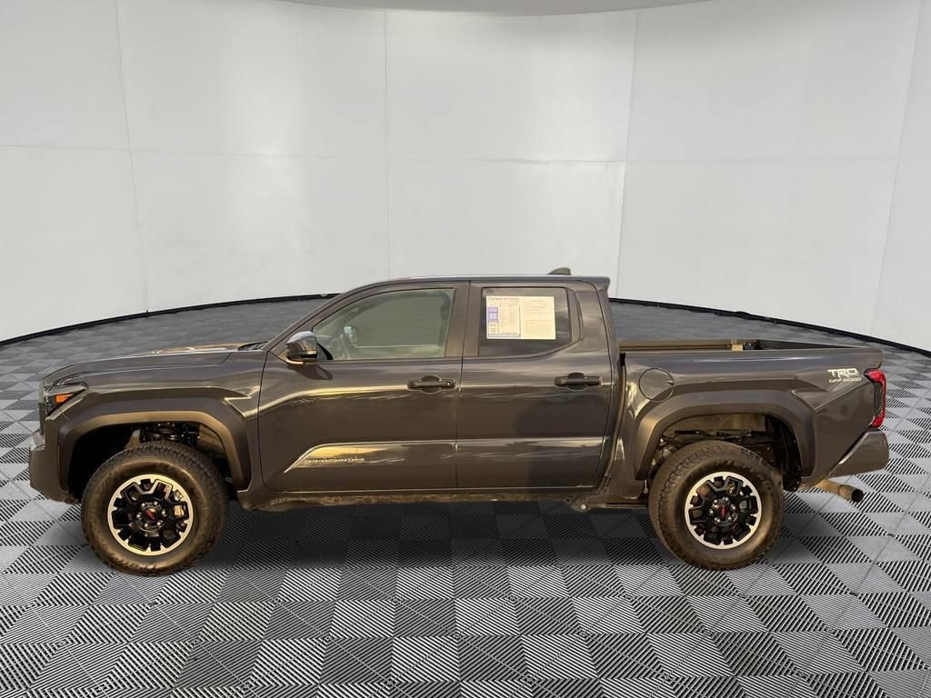 Used 2025 Toyota Tacoma TRD Off-Road AWD/4WD image 5