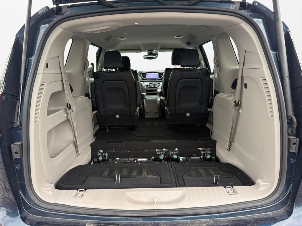 Certified 2023 Chrysler Pacifica Touring-L image 18