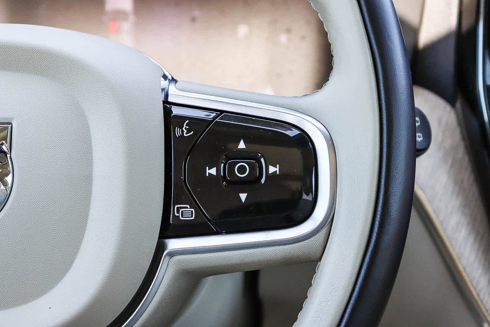 Used 2023 Volvo XC60 B5 Plus w/ Protection Package Premier FWD image 19
