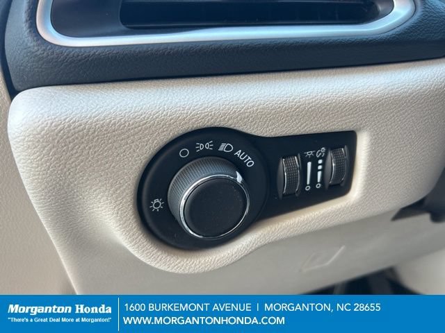 Used 2023 Chrysler Voyager LX FWD image 16