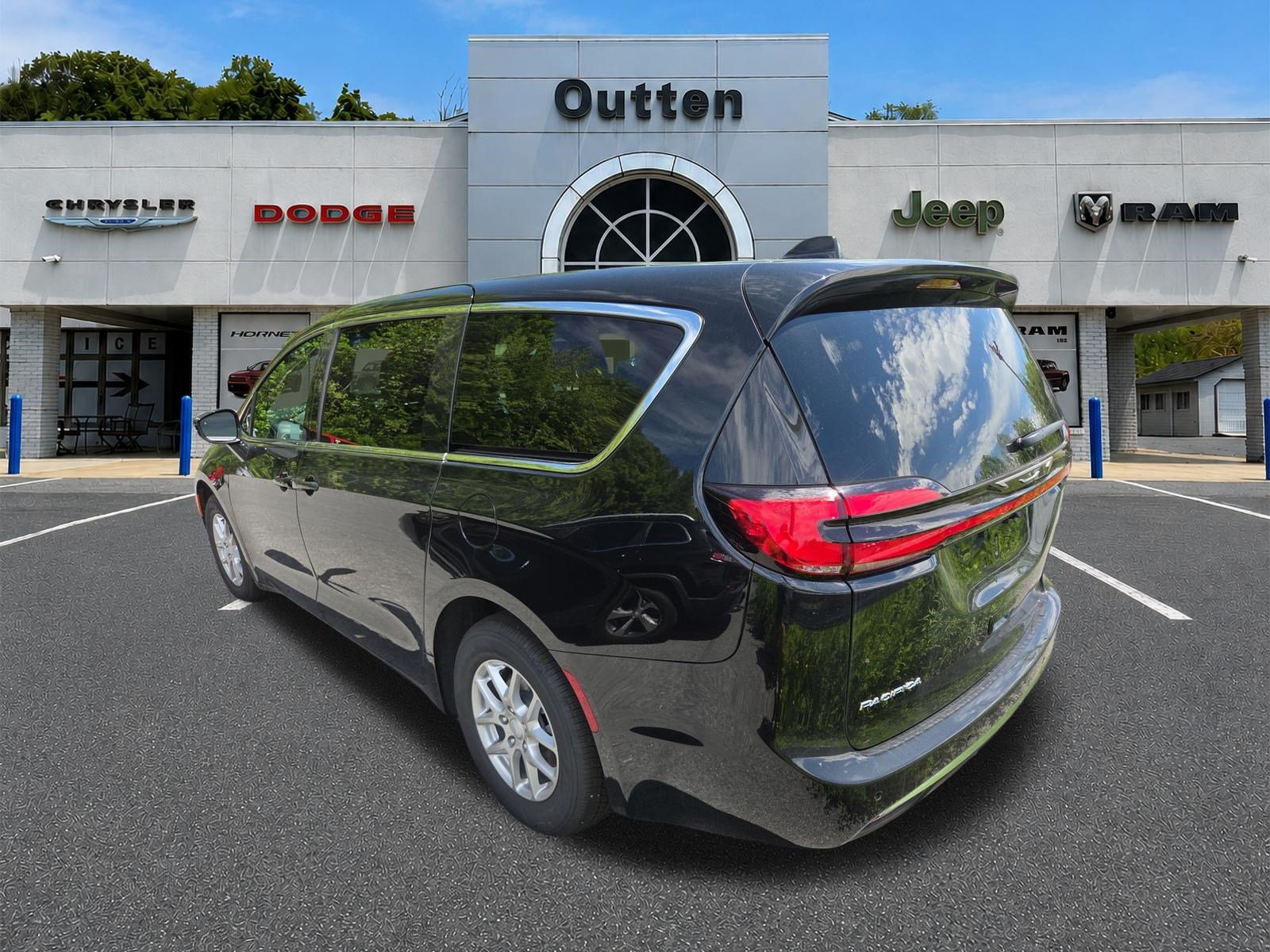 New 2027 Chrysler Pacifica Select FWD image 2