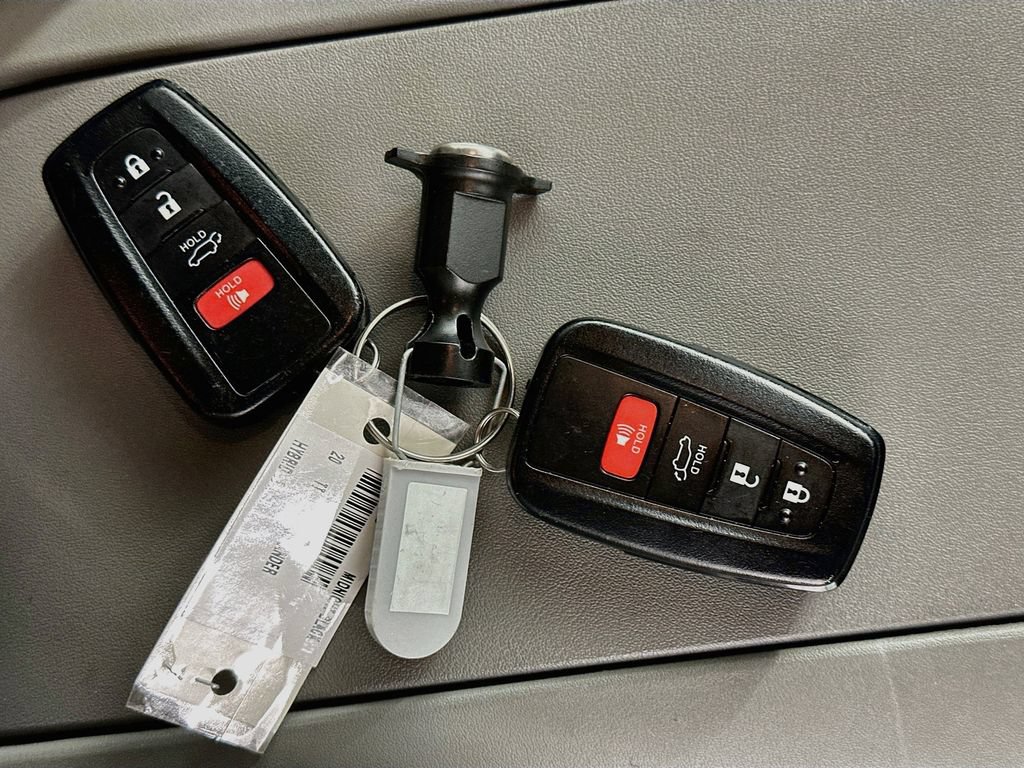 Used 2020 Toyota Highlander LE AWD/4WD image 34