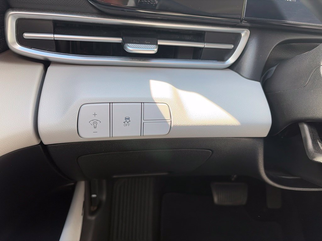 Certified 2025 Hyundai Elantra Limited FWD image 32