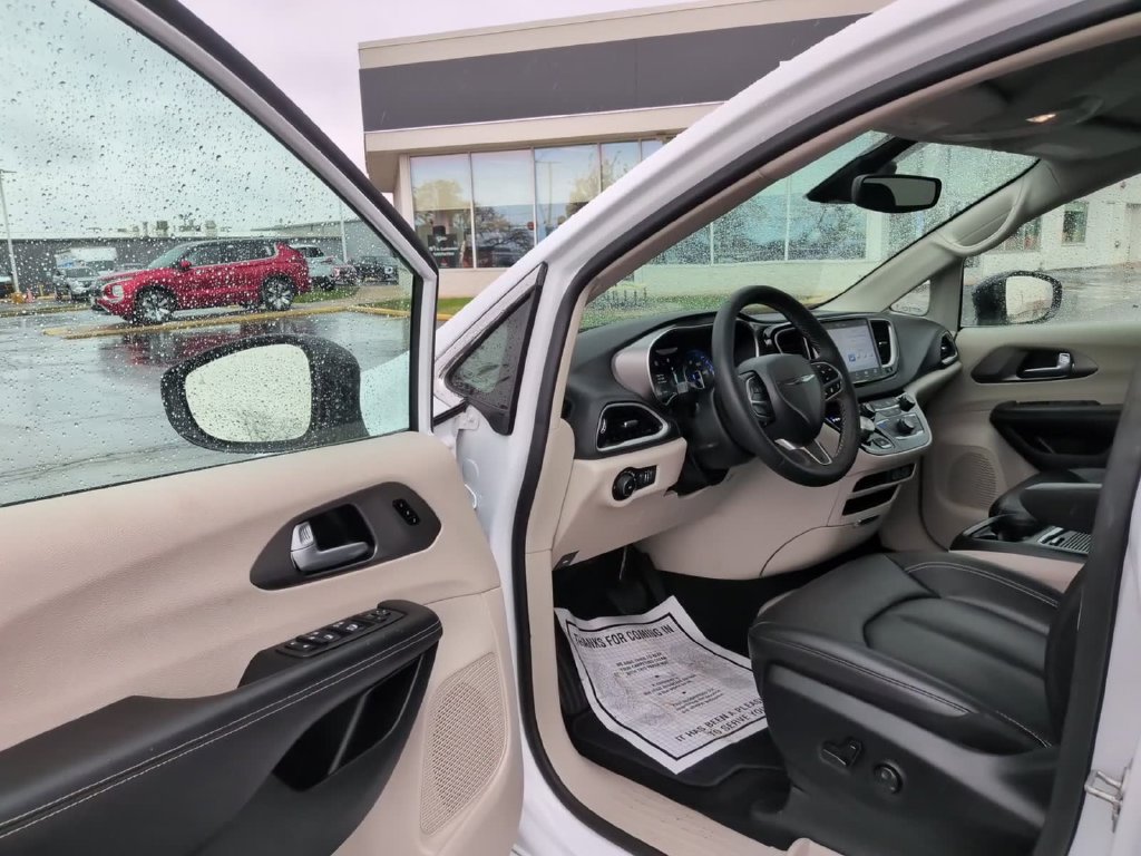 Used 2024 Chrysler Pacifica Touring-L FWD image 14