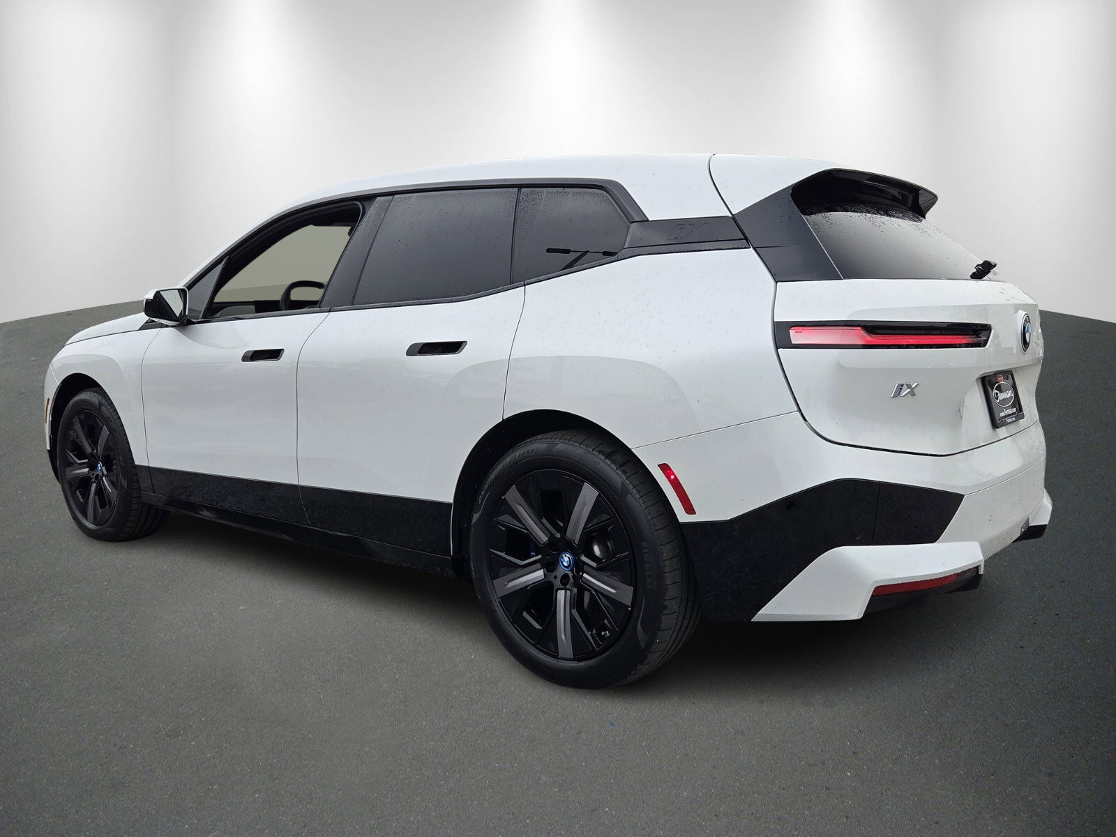 Used 2024 BMW iX xDrive50 w/ Premium Package image 5