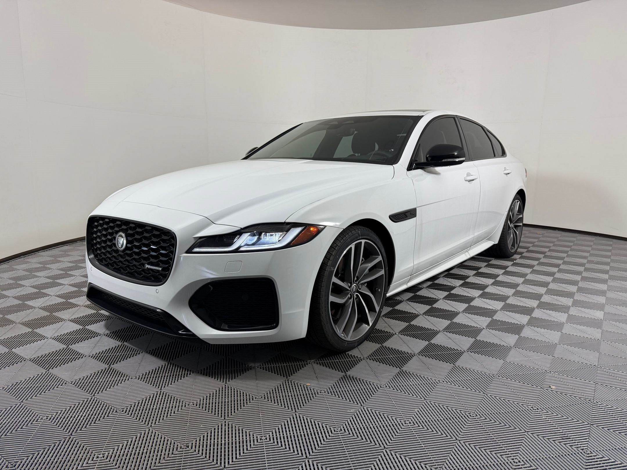 Used 2024 Jaguar XF R-Dynamic SE AWD/4WD video 1