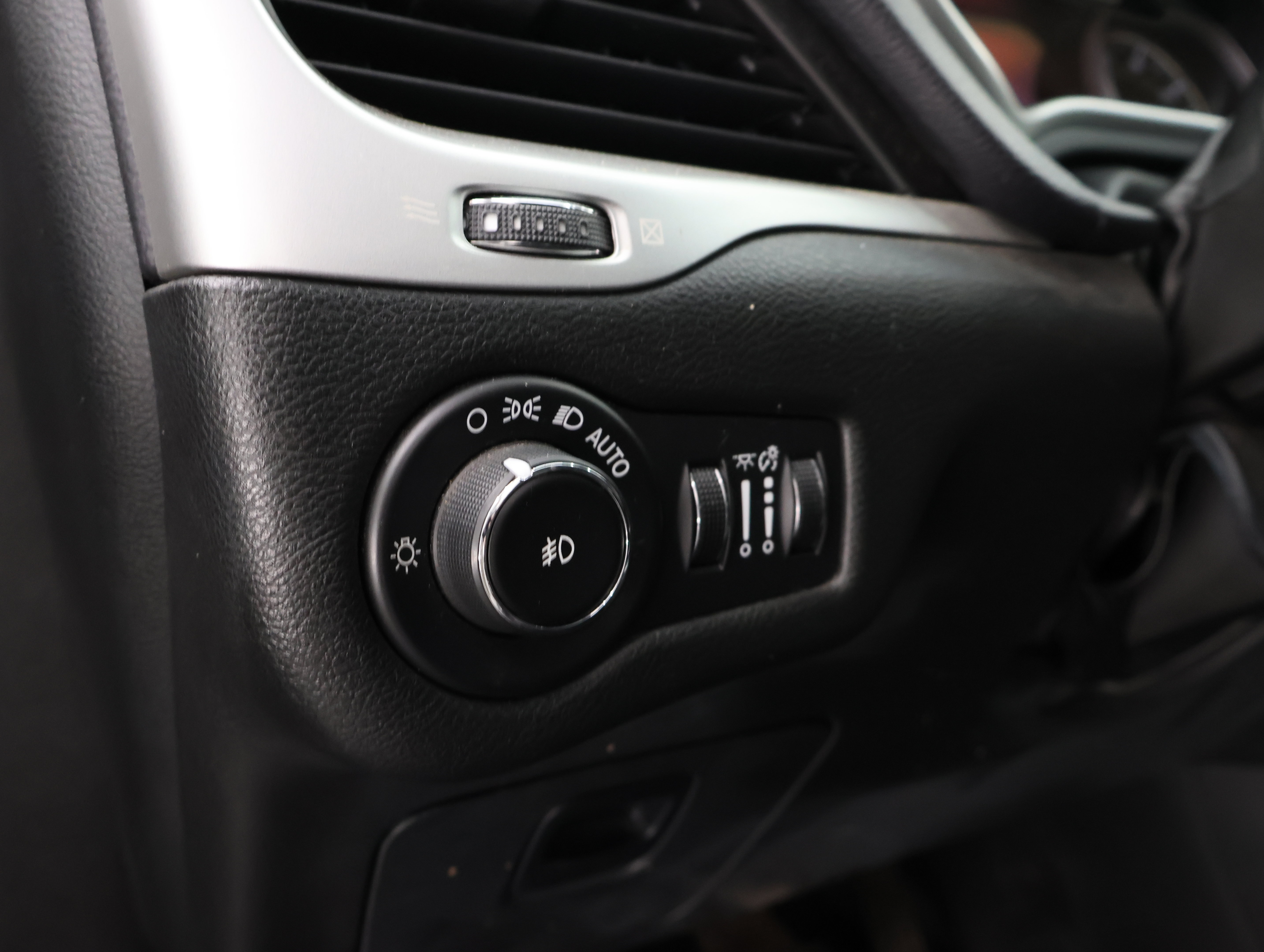 Used 2015 Jeep Cherokee Trailhawk w/ Leather Interior Group AWD/4WD image 40