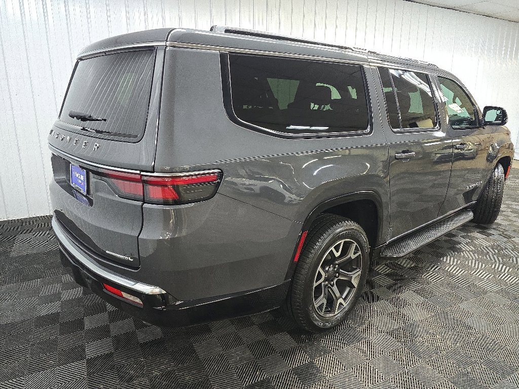 Used 2023 Jeep Wagoneer L Series III w/ Preferred Equipment Group AWD/4WD image 10