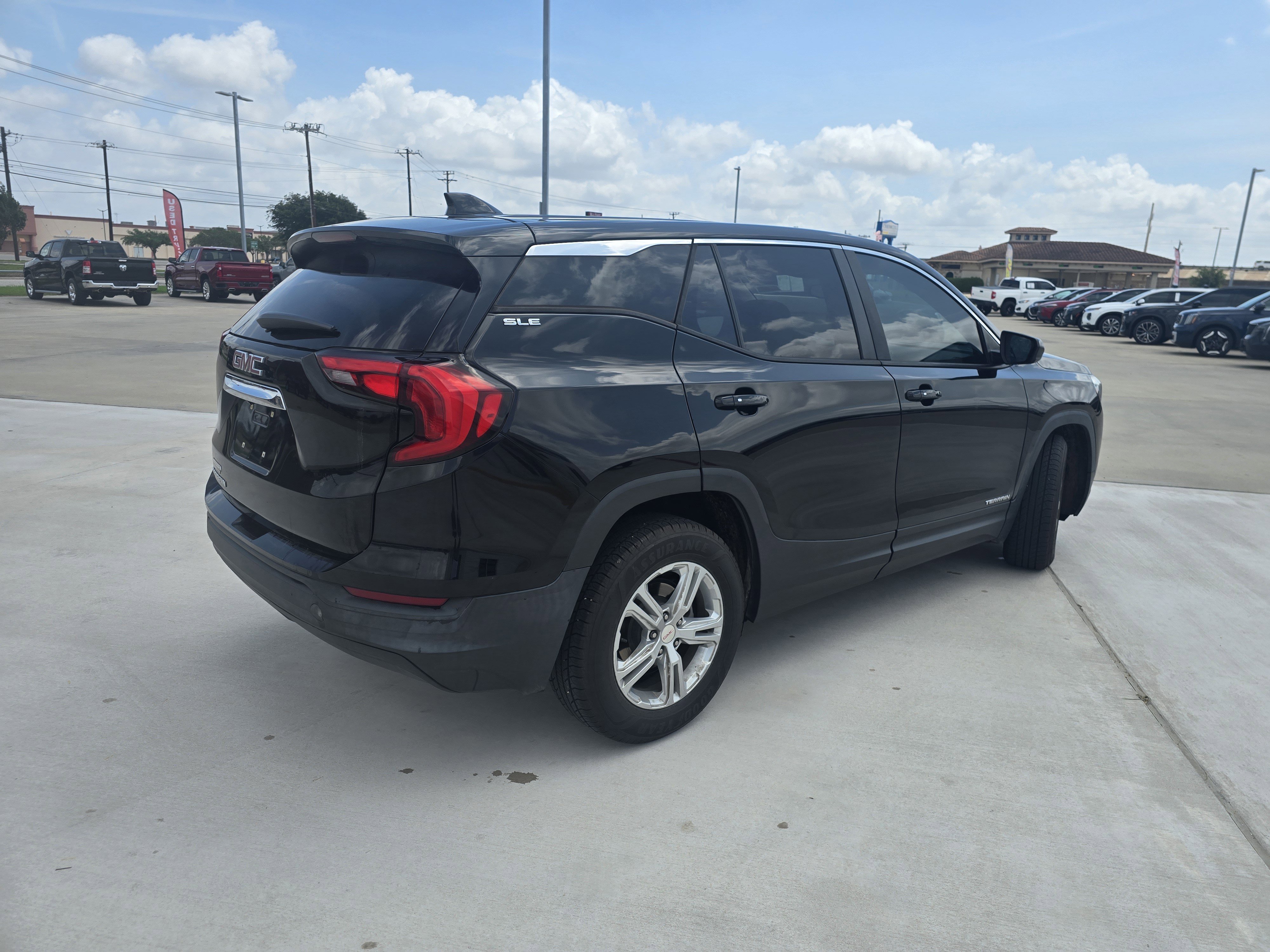 Used 2021 GMC Terrain SLE w/ LPO, Floor Liner Package FWD image 3