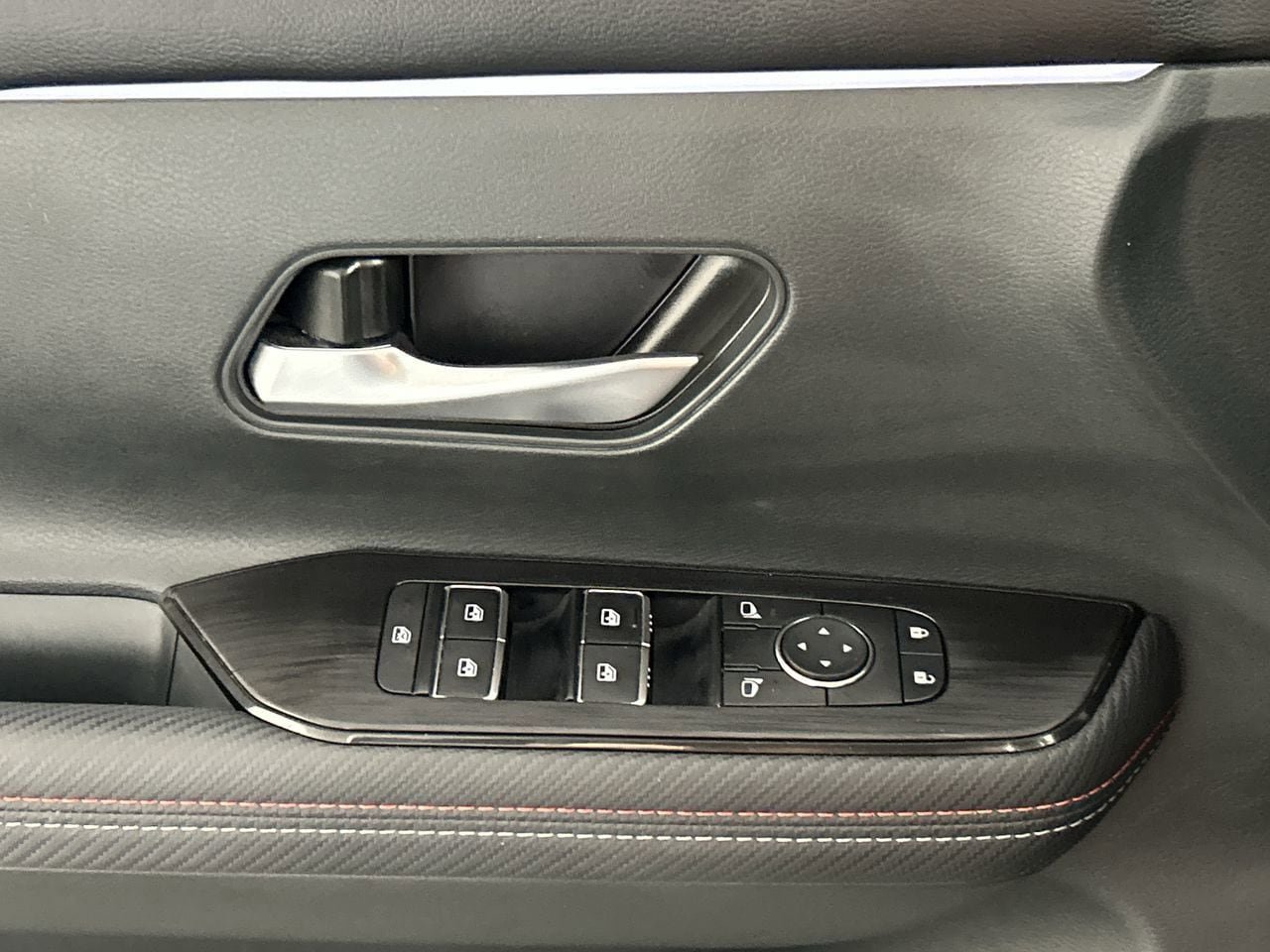 Used 2025 Nissan Kicks SR FWD image 18
