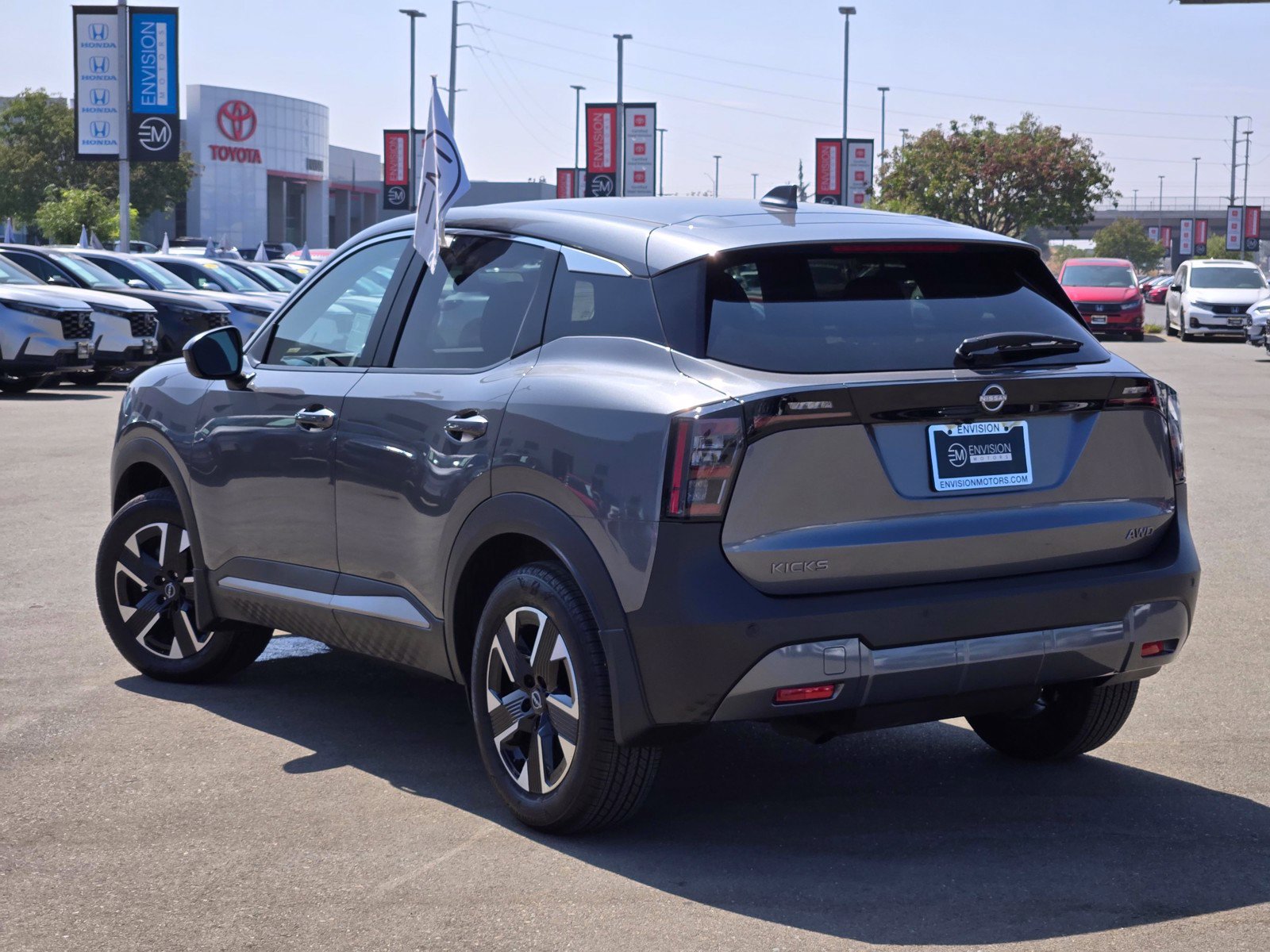 Used 2025 Nissan Kicks SV AWD/4WD image 5