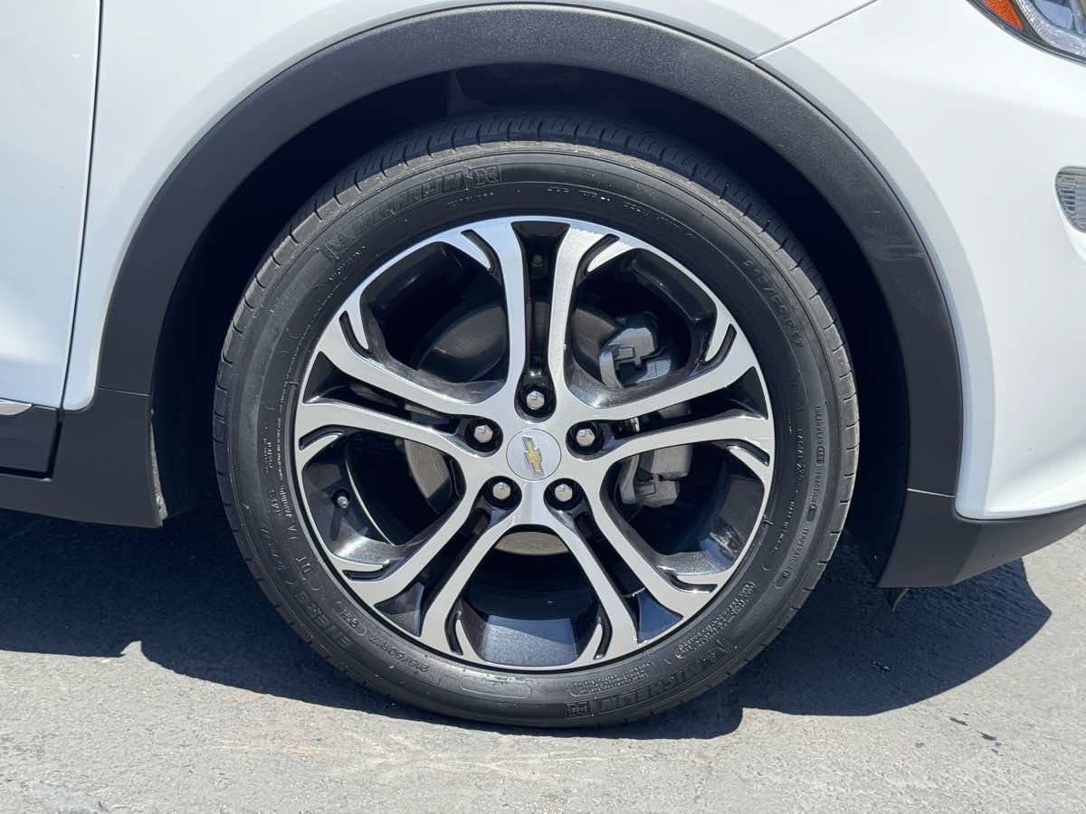 Used 2019 Chevrolet Bolt Premier w/ Infotainment Package FWD image 6