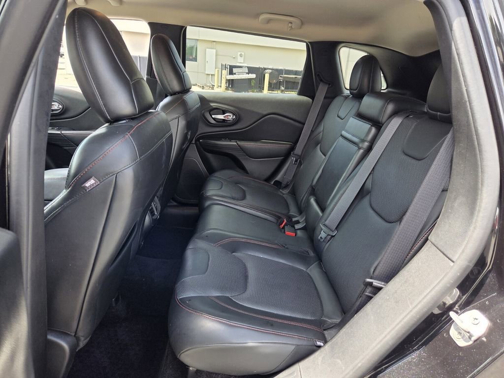 Used 2016 Jeep Cherokee Trailhawk w/ Comfort/Convenience Group AWD/4WD image 11