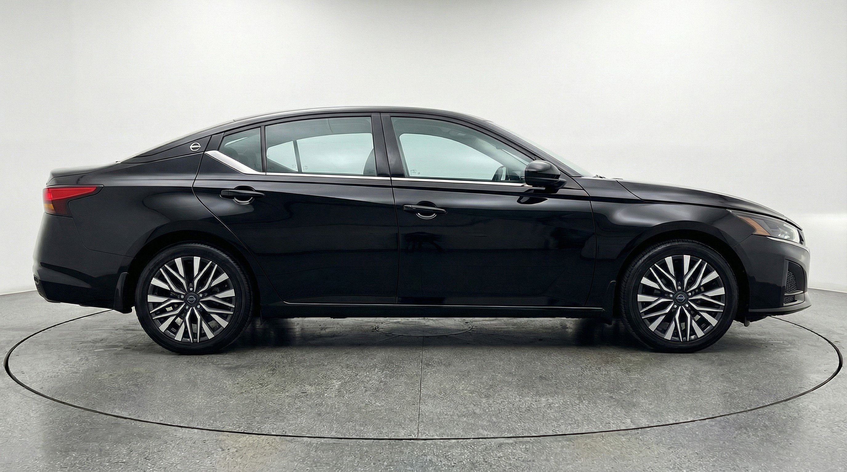 Used 2025 Nissan Altima 2.5 SV image 11