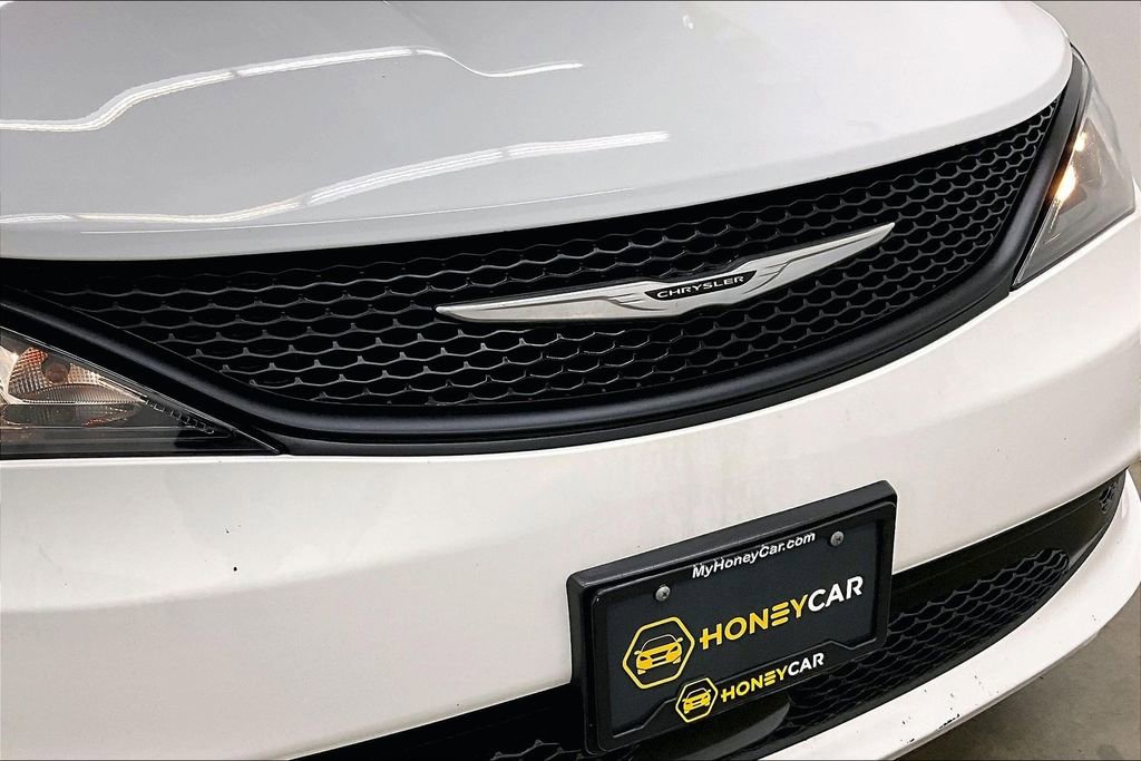 Used 2023 Chrysler Voyager LX image 32