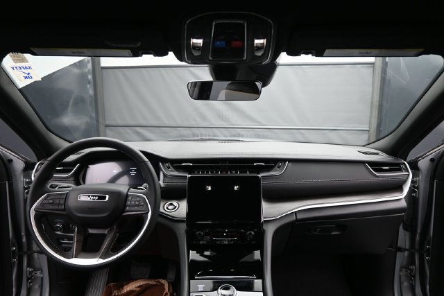 Used 2025 Jeep Grand Cherokee L Limited AWD/4WD image 9