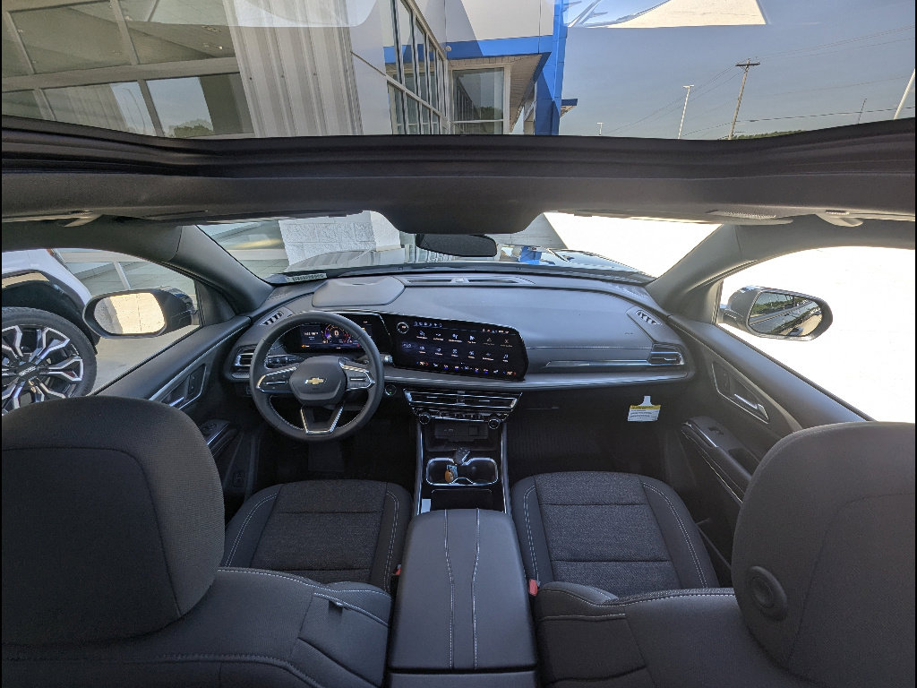 New 2026 Chevrolet Traverse LT w/ Sun and Wheel Package FWD image 18