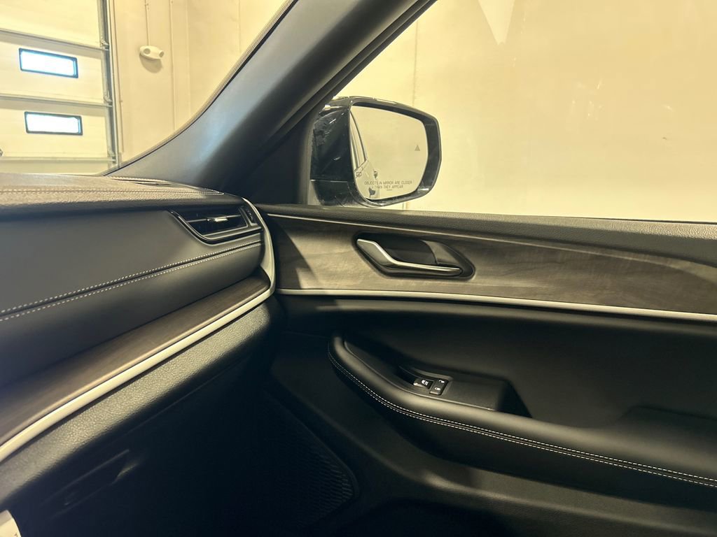 New 2026 Jeep Grand Cherokee Altitude image 25