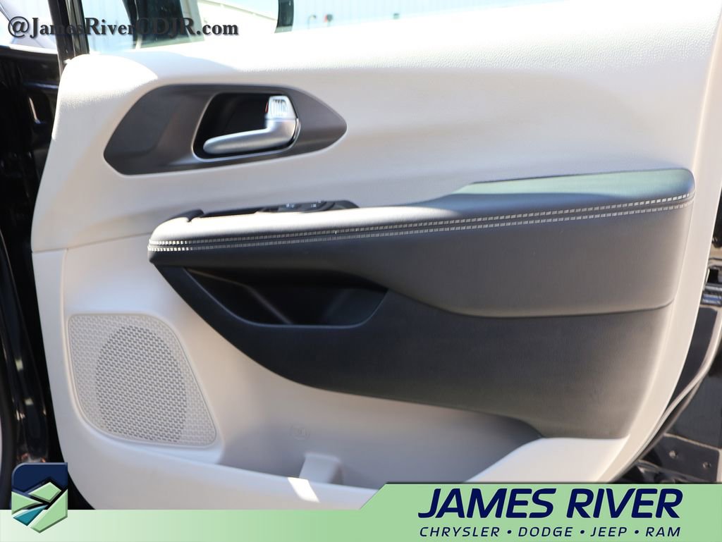 Used 2024 Chrysler Pacifica Touring-L FWD image 8