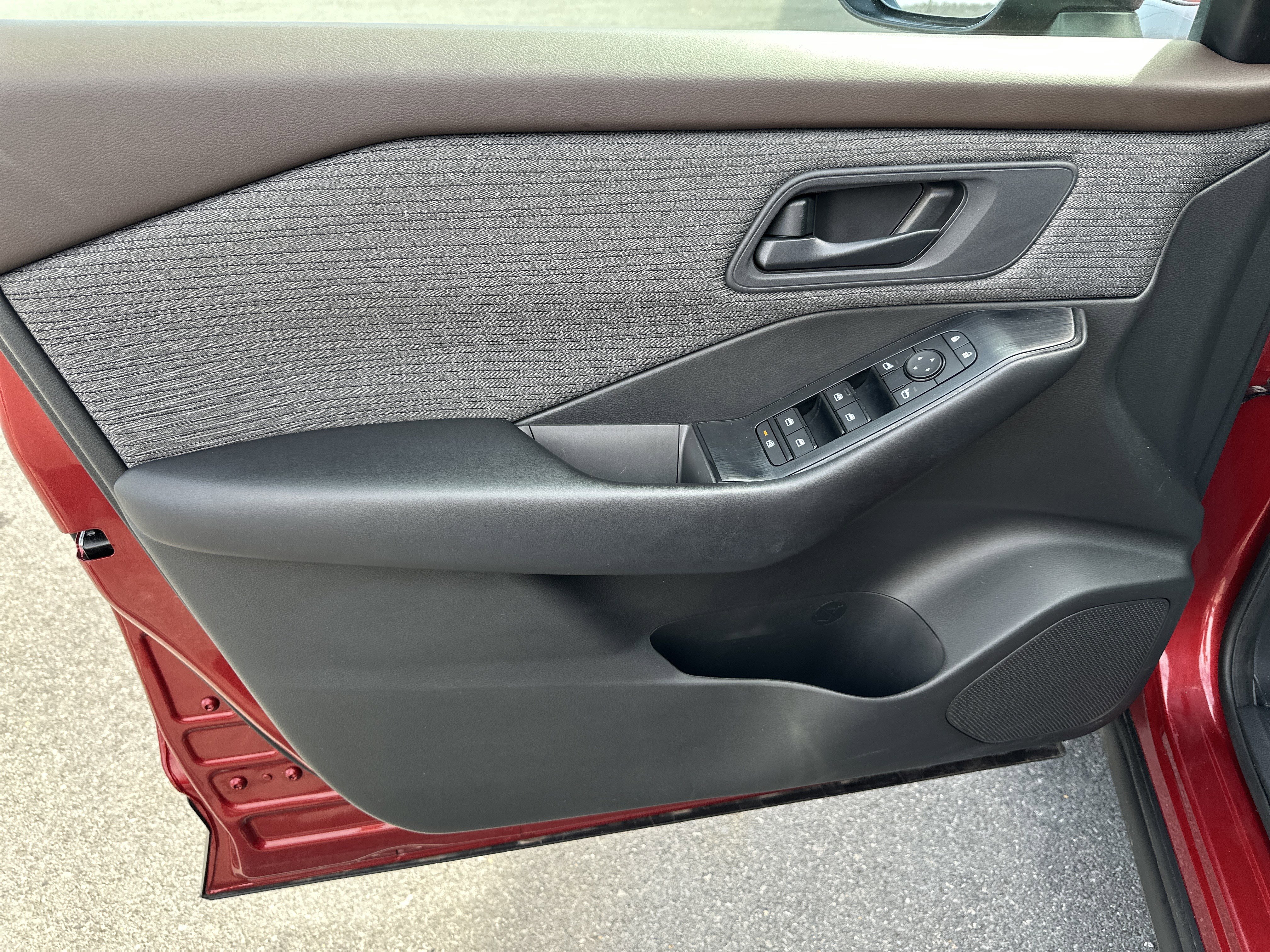 Used 2023 Nissan Rogue S image 15