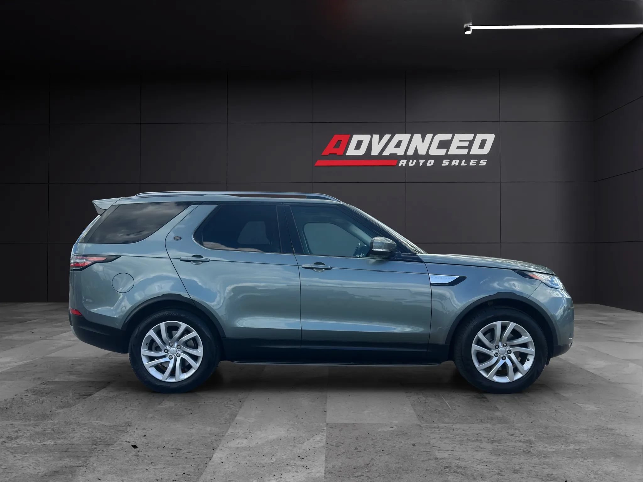 Used 2017 Land Rover Discovery HSE AWD/4WD image 8