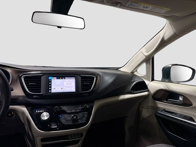 Used 2022 Chrysler Voyager LX image 23