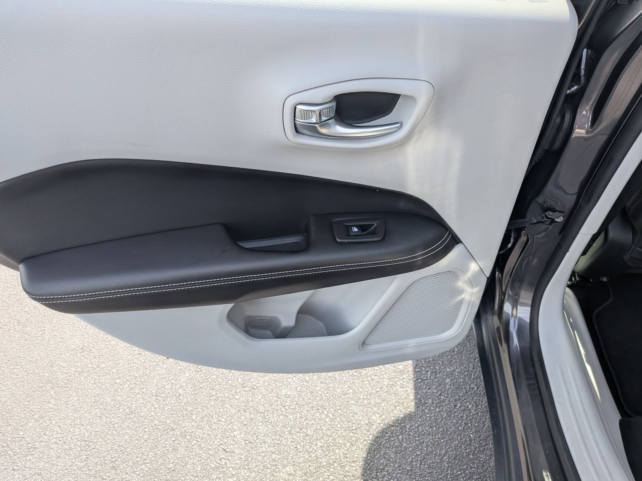 Used 2020 Jeep Compass Latitude image 22