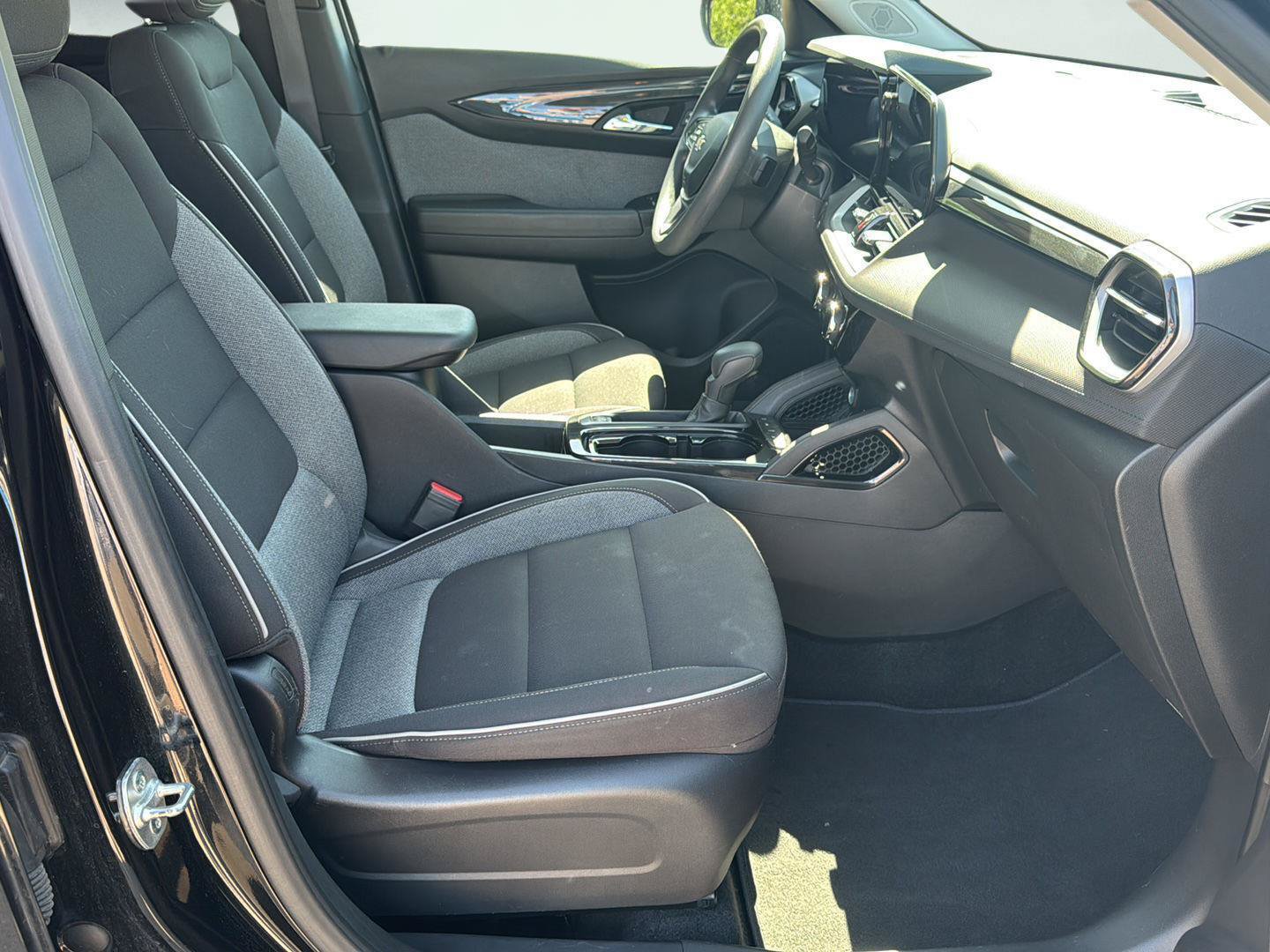 Used 2025 Chevrolet TrailBlazer LT AWD/4WD image 23