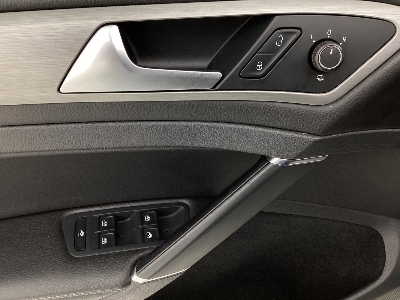 Used 2017 Volkswagen Golf Wolfsburg Edition image 34