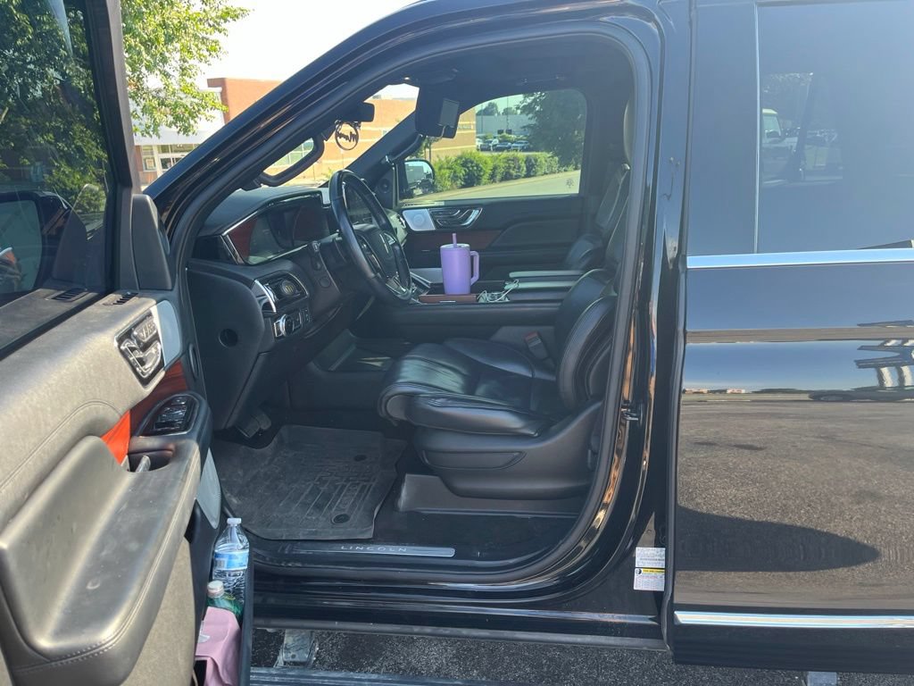 Used 2021 Lincoln Navigator Reserve w/ Luxury Package AWD/4WD image 6
