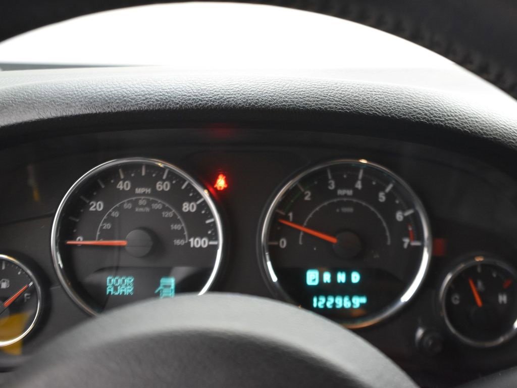 Used 2015 Jeep Wrangler Unlimited Sahara w/ Connectivity Group image 29