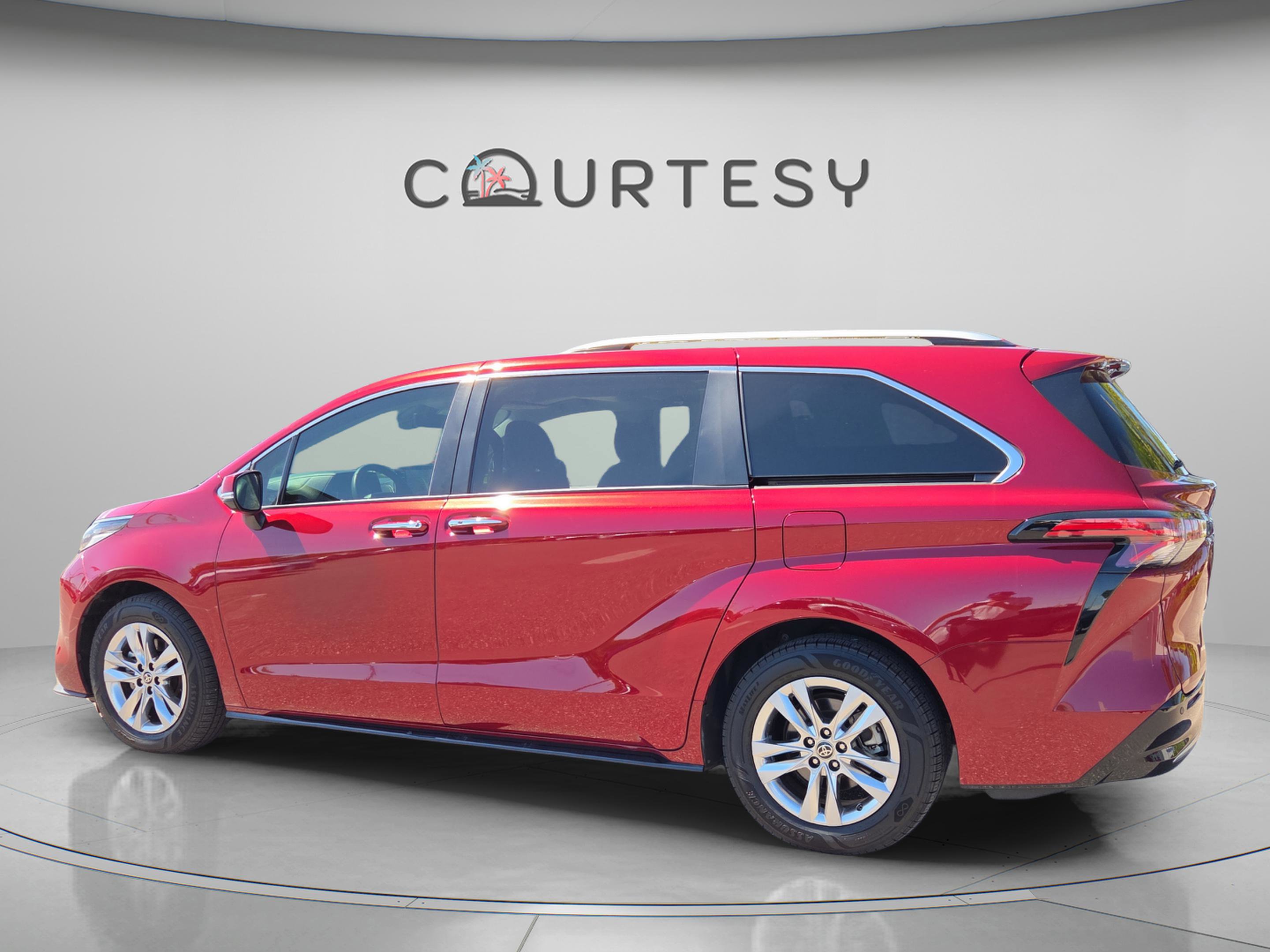Certified 2023 Toyota Sienna Limited image 3