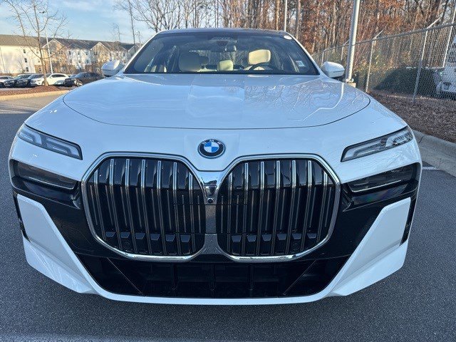 Used 2025 BMW 750e xDrive image 9