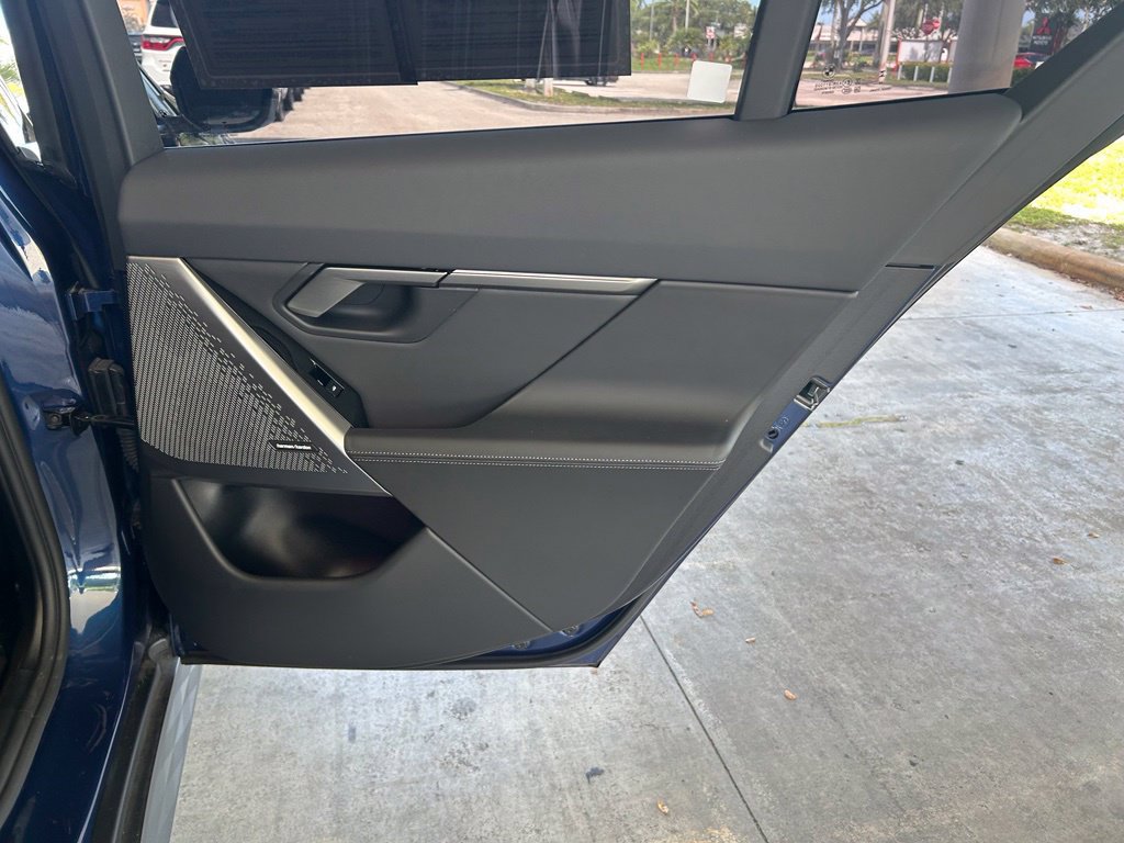 Used 2026 BMW i5 eDrive40 w/ Premium Package RWD image 32