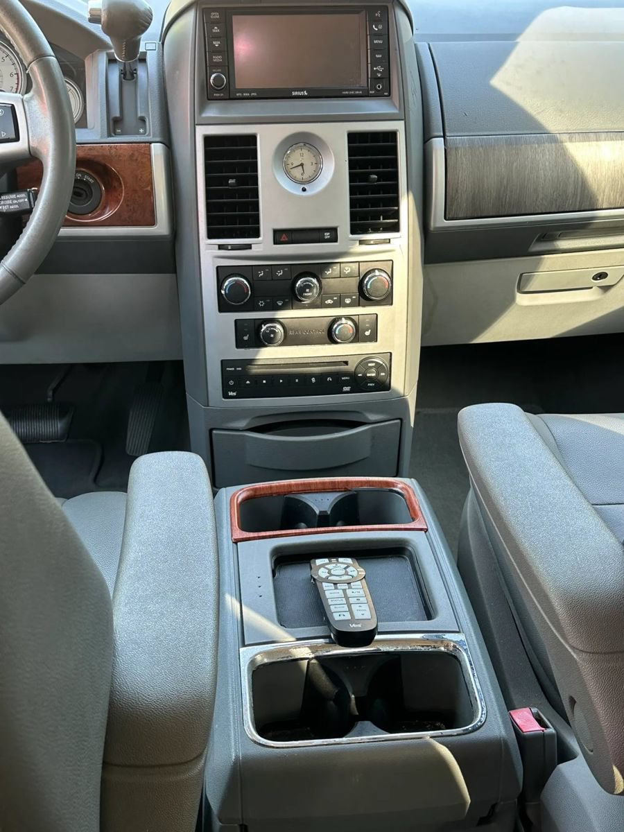 Used 2008 Chrysler Town & Country Touring FWD image 19