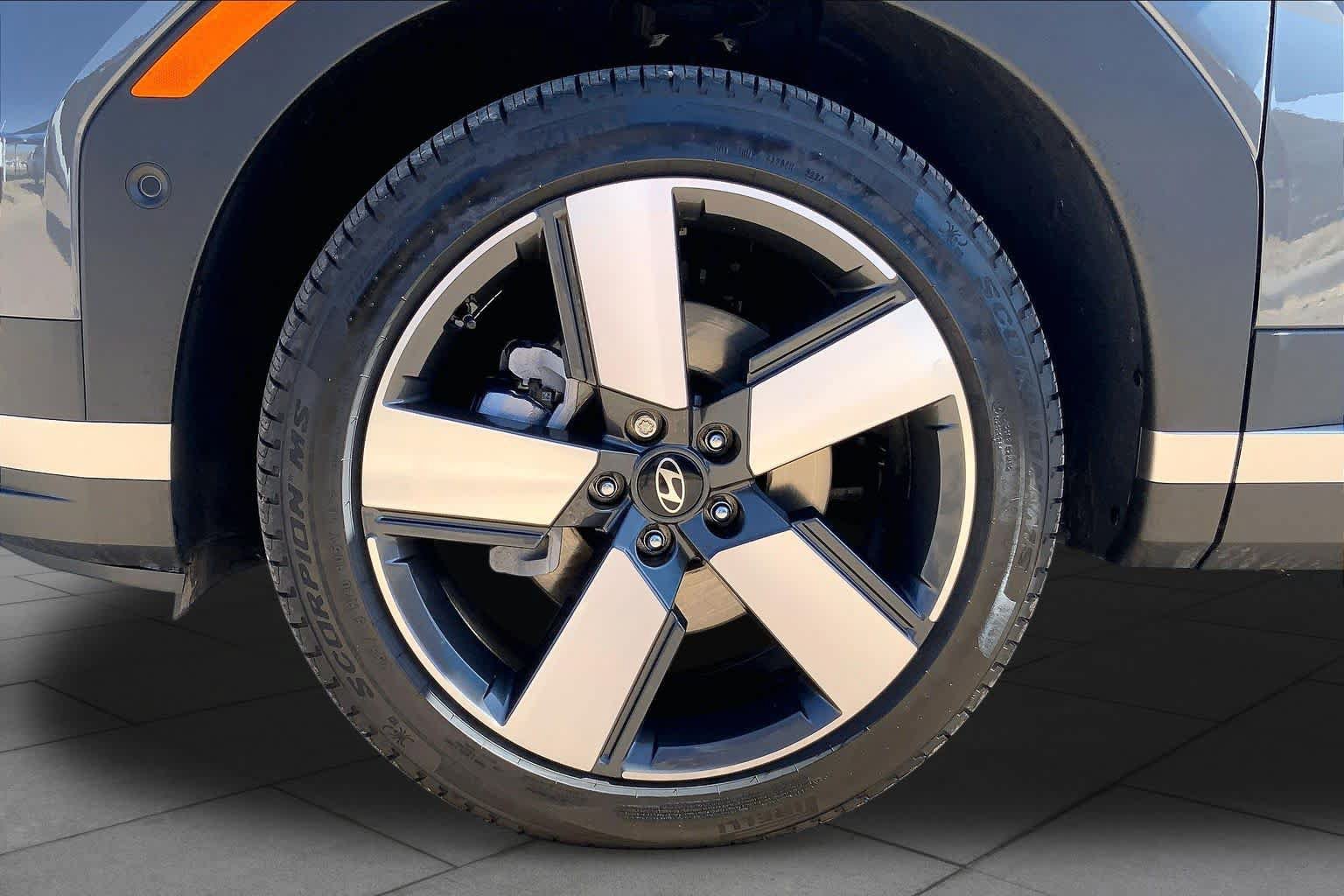 Used 2025 Hyundai Santa Fe Limited AWD/4WD image 11