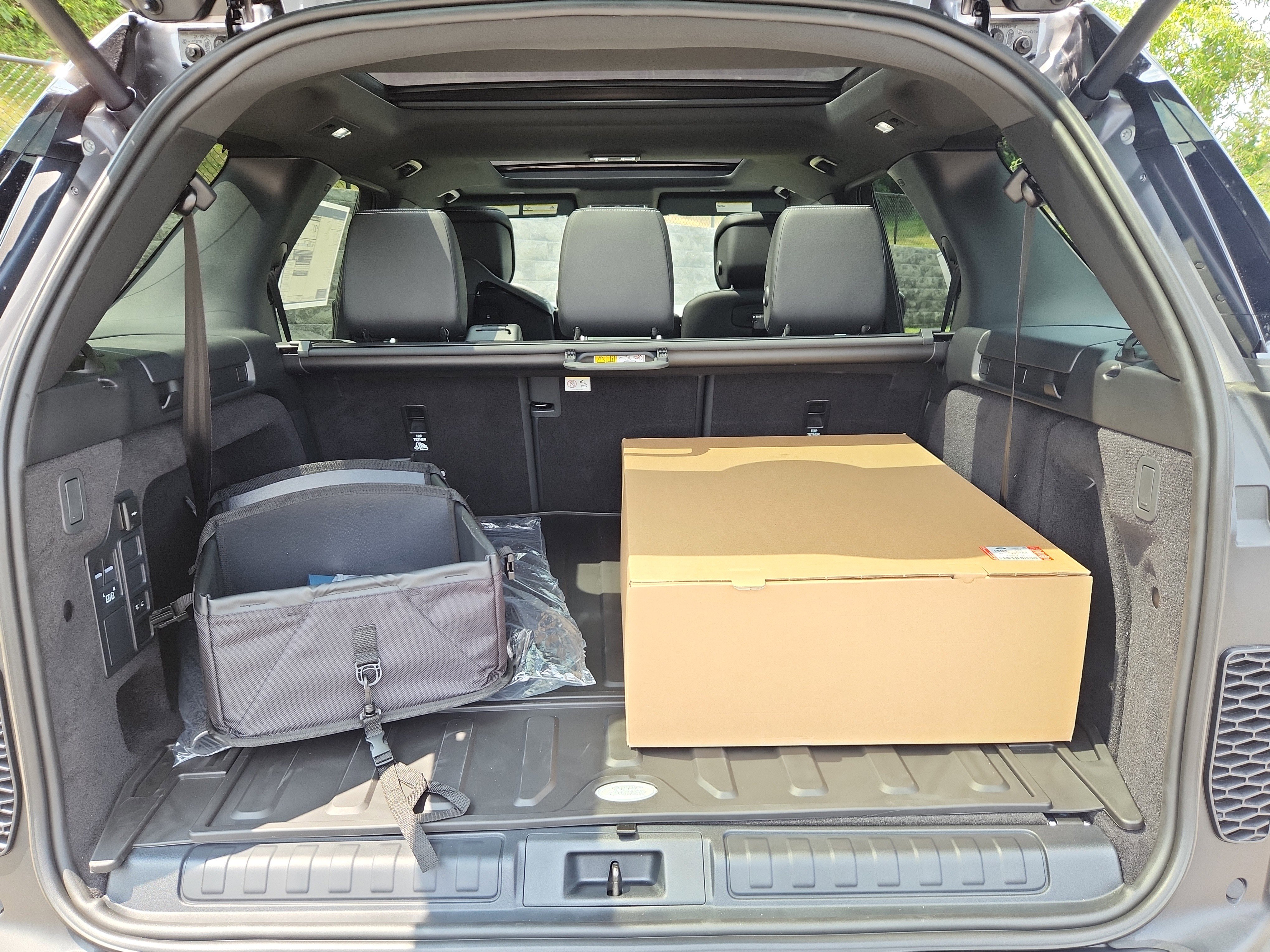 Used 2025 Land Rover Discovery S image 13