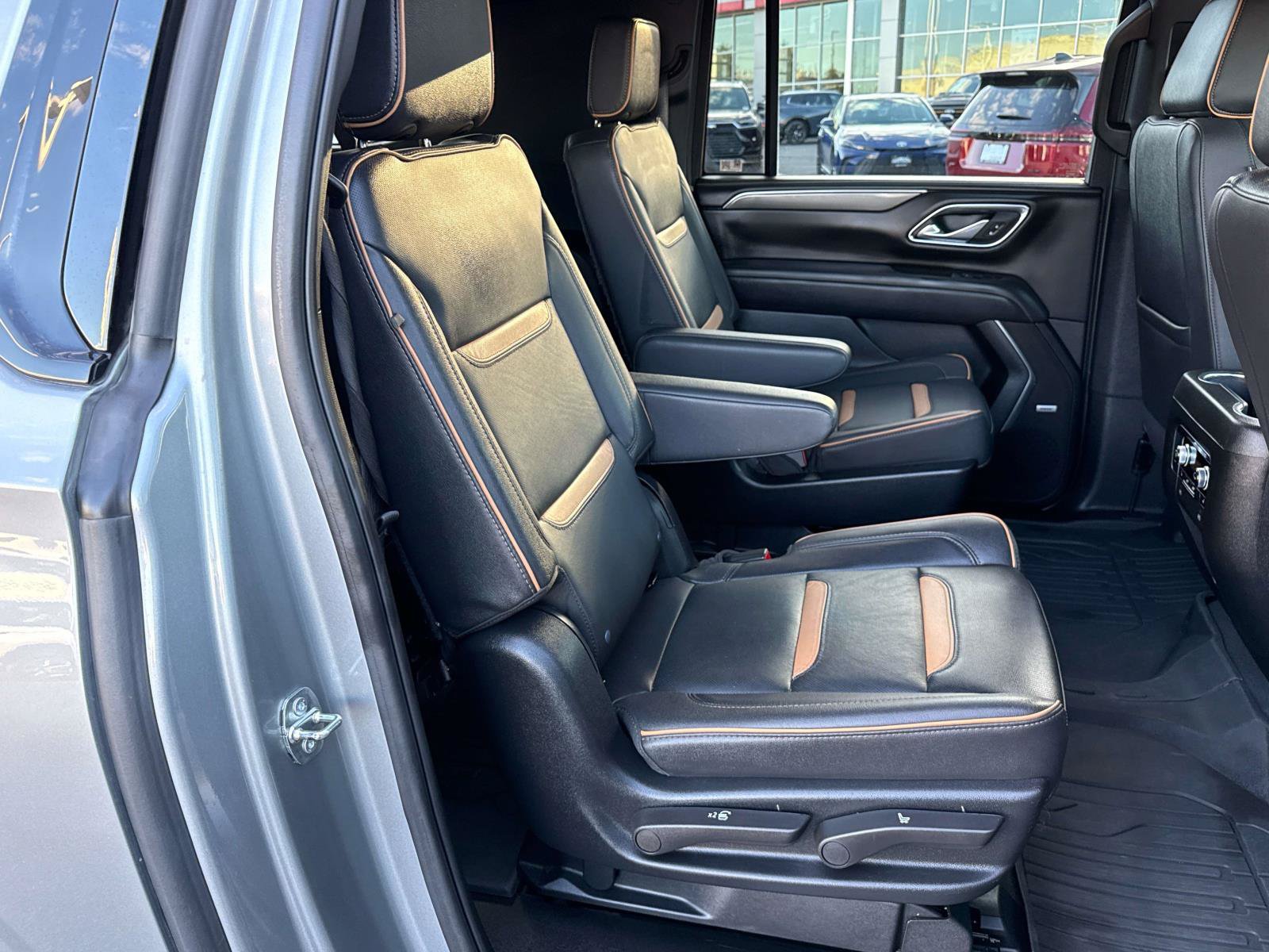 Used 2024 GMC Yukon XL AT4 w/ AT4 Premium Plus Package AWD/4WD image 18