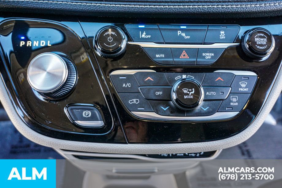 Used 2023 Chrysler Pacifica Touring-L image 48