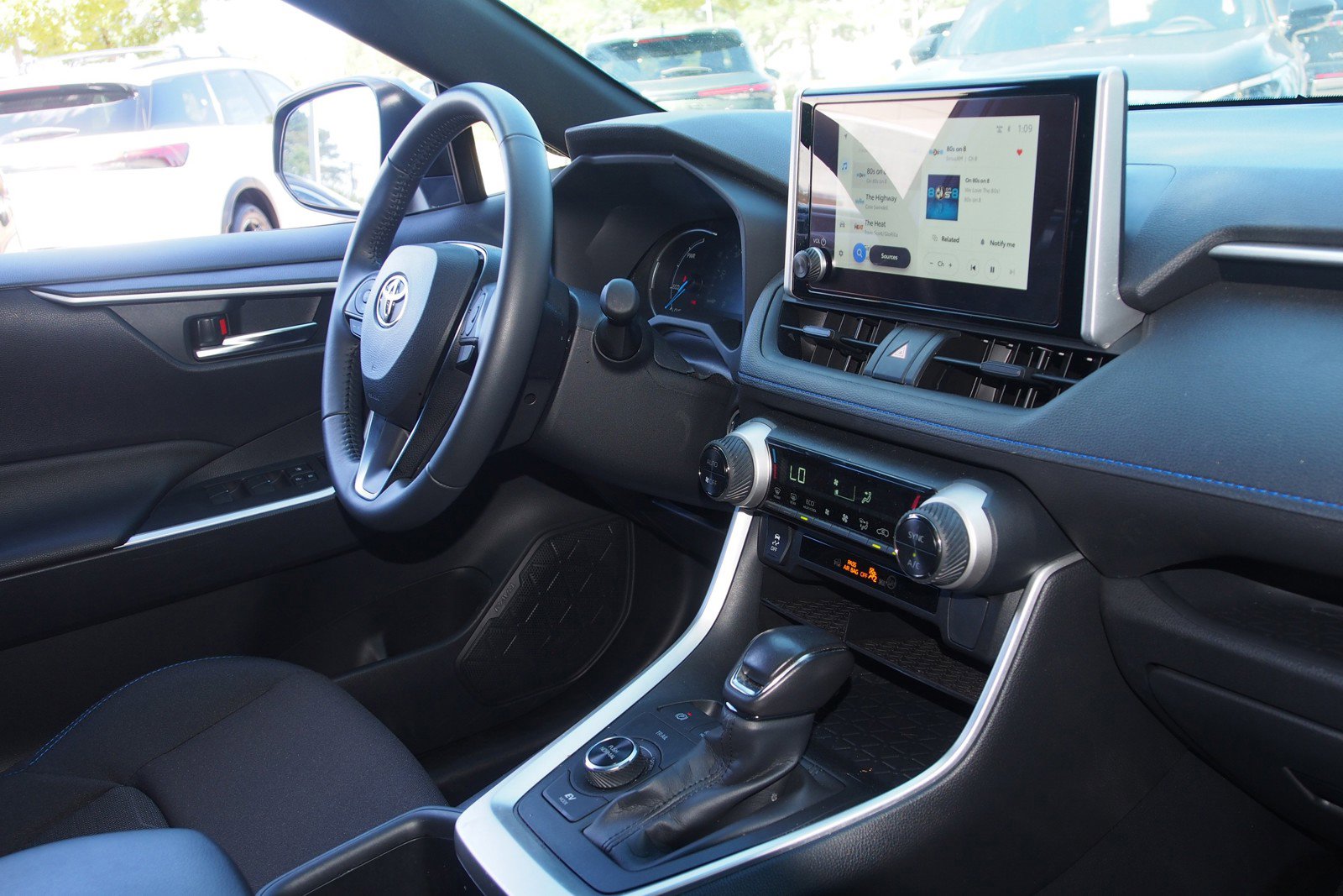 Used 2024 Toyota RAV4 SE image 10