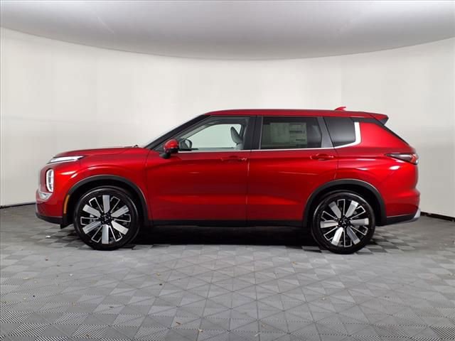 Used 2025 Mitsubishi Outlander SE image 4