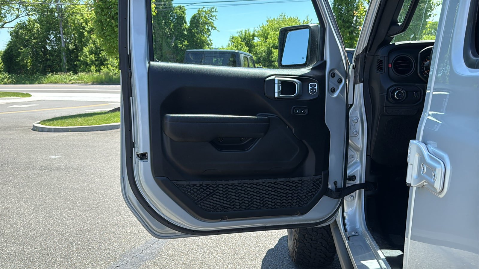 Used 2024 Jeep Wrangler Unlimited Rubicon AWD/4WD image 11