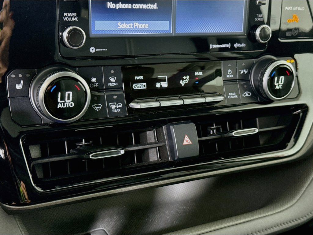Certified 2021 Toyota Highlander XLE AWD/4WD image 8