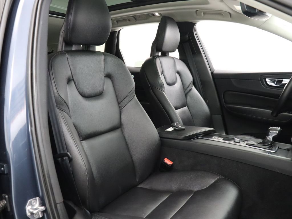 Used 2018 Volvo XC60 T6 Momentum w/ Vision Package image 23