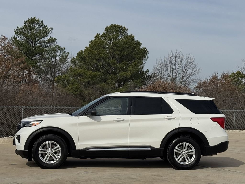 Used 2023 Ford Explorer XLT image 3