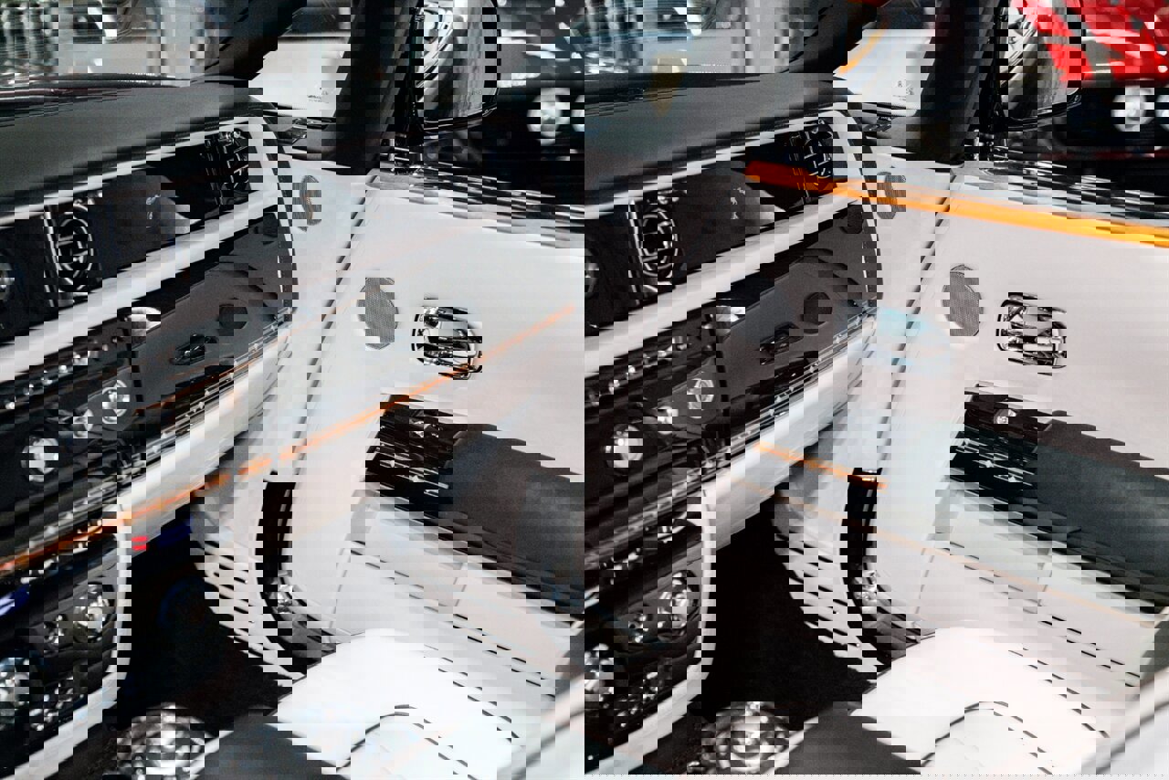 Used 2015 Rolls-Royce Phantom Drophead Coupe image 16