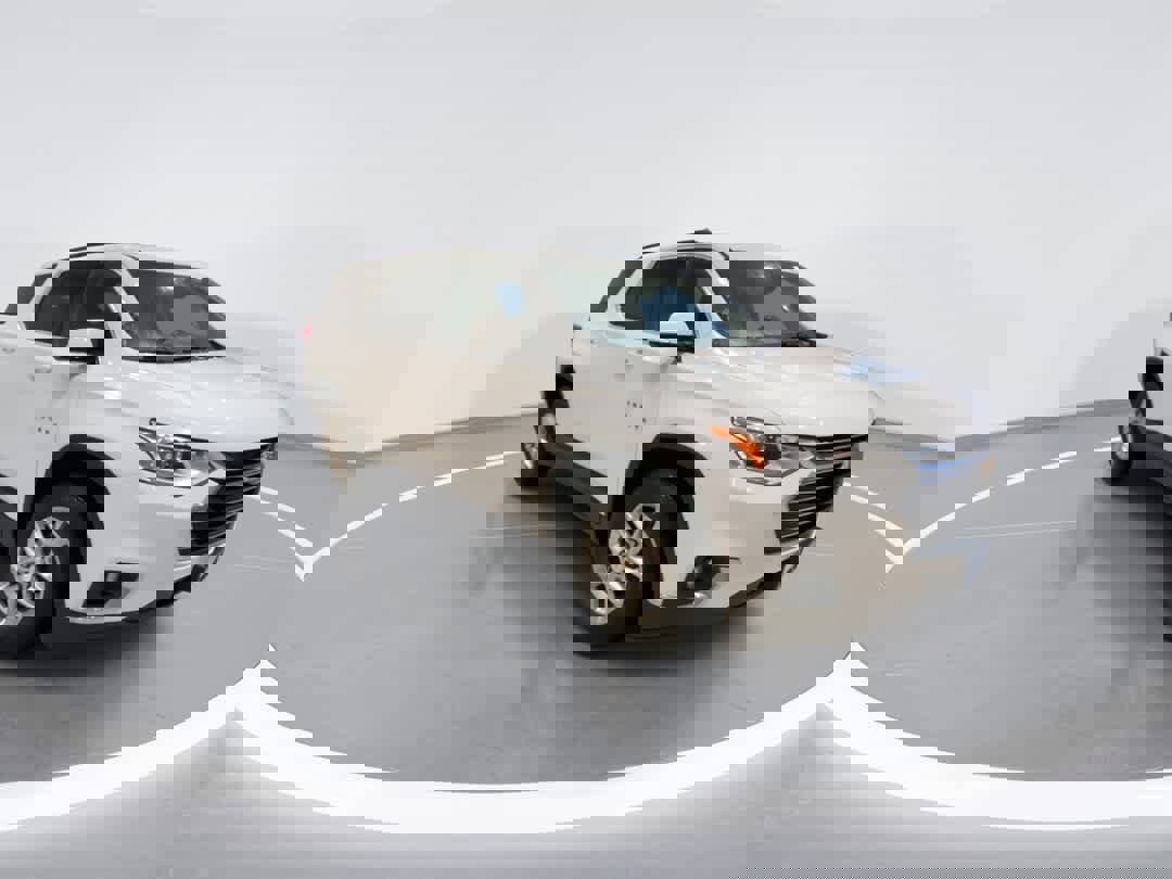 Used 2020 Chevrolet Traverse LT image 2